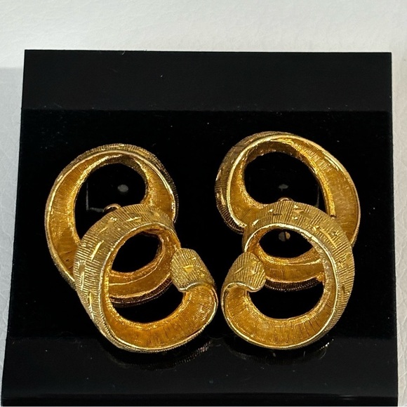Kramer vintage signed matte gold tone spiral earrings #074 - Picture 2 of 6